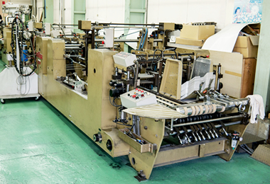 画像：グルアー自動製函機（サック貼り機）導入